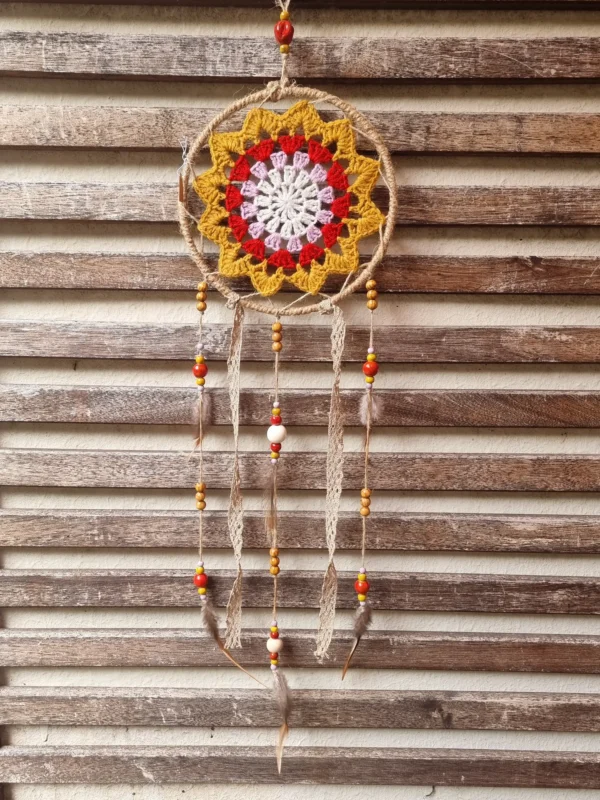 Attrape rêves chanvre rouge fait main avec cerclage encordé en chanvre plumes et rubans en tissu
