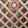 Suspente centrale ornée de perles en bois céramique plumes et rubans assortis