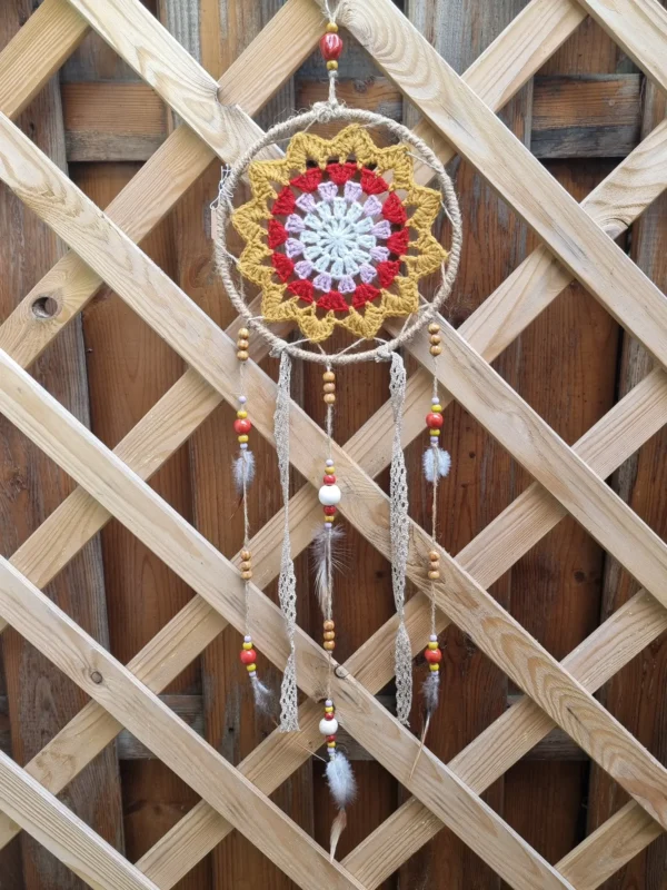 Suspente centrale ornée de perles en bois céramique plumes et rubans assortis
