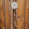 ar cerclage metallique dore 2 Détail du napperon motif fleur blanche au centre du cerclage métallique doré