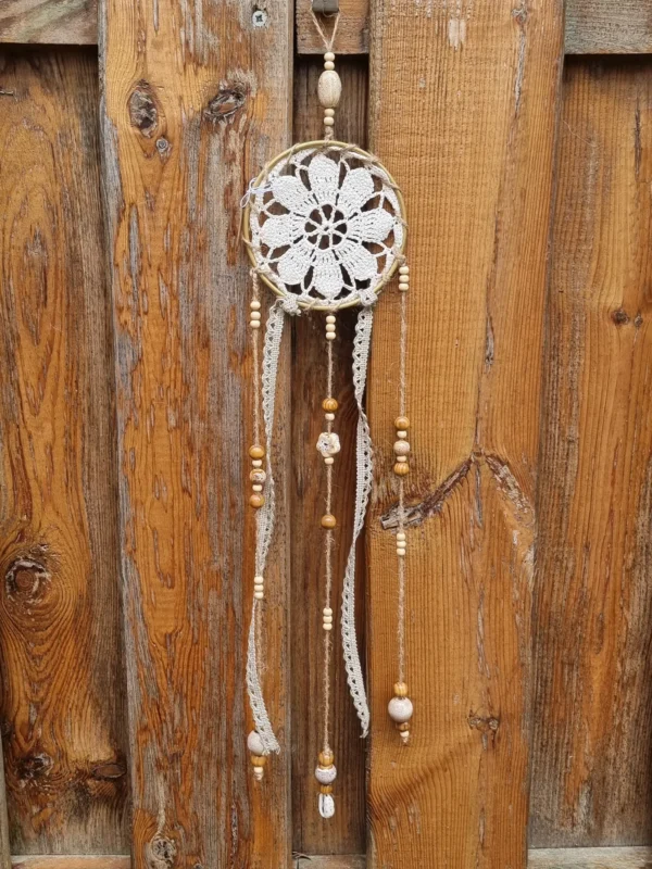 ar cerclage metallique dore 2 Détail du napperon motif fleur blanche au centre du cerclage métallique doré
