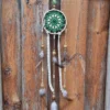 Détail du napperon motif fleur verte et blanche au centre du cerclage en bois