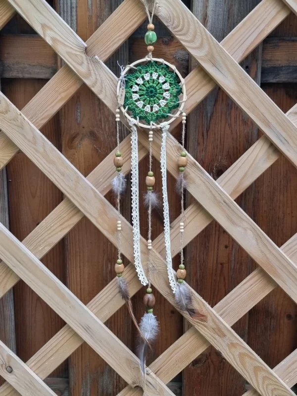 Suspente centrale ornée de perles en bois céramique plumes et rubans assortis