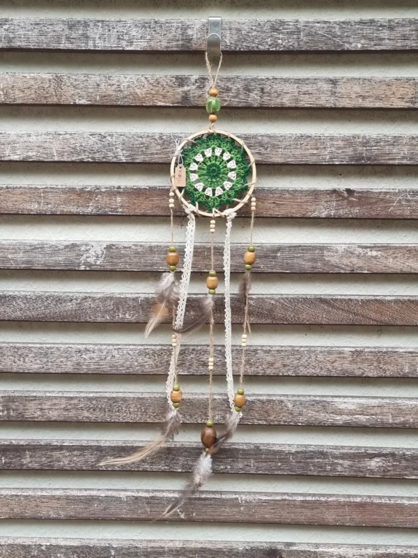 Petit attrape rêves bois vert fait main avec cerclage en bois naturel plumes et rubans en tissu