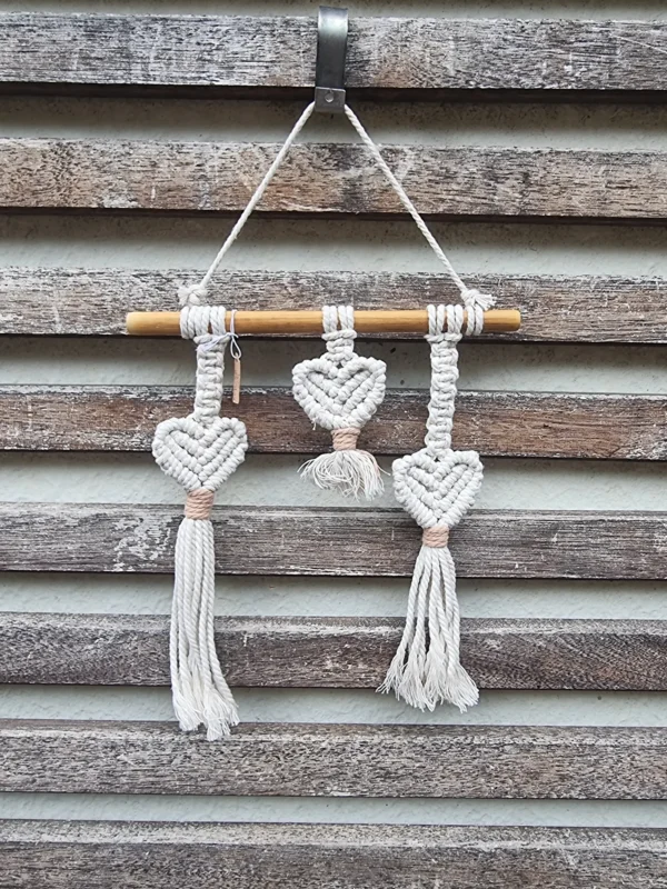 macramé 3 coeurs blanc 1 Petite suspension macramé cœurs faite main sur support droit en bambou avec 3 cœurs blanc crème