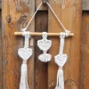 macramé 3 coeurs blanc 2 Détail du tressage des trois cœurs suspendus en coton blanc crème