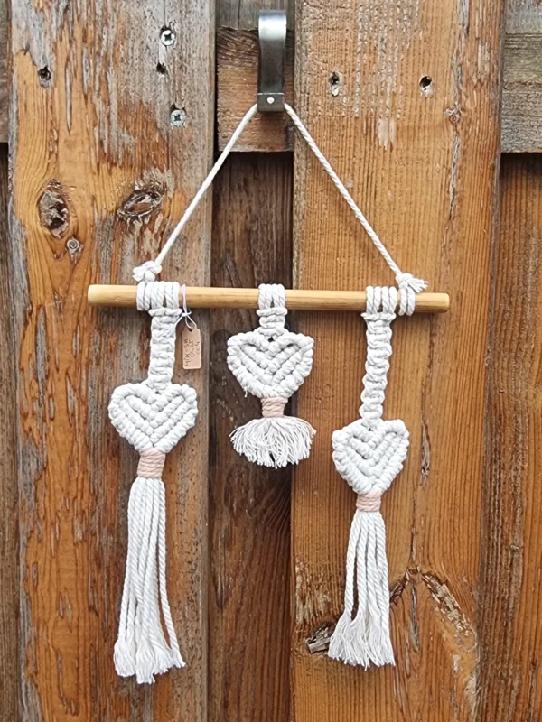 macramé 3 coeurs blanc 2 Détail du tressage des trois cœurs suspendus en coton blanc crème