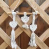 macramé 3 coeurs blanc 3 Fixation du macramé sur le support droit en bambou naturel