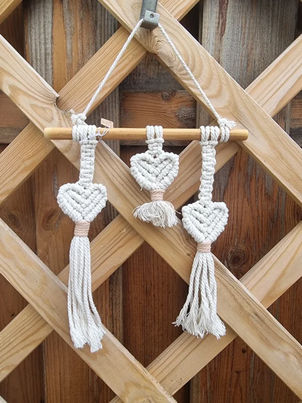 macramé 3 coeurs blanc 3 Fixation du macramé sur le support droit en bambou naturel