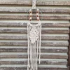 Suspension macramé métal vert fait main avec perles en bois foncé et franges blanches en motif