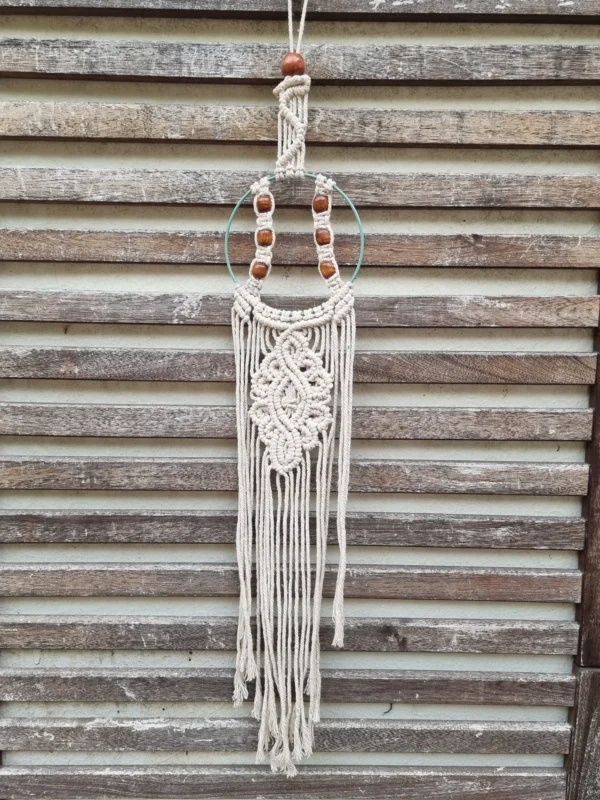 macramé cerclage vert 1 Suspension macramé métal vert fait main avec perles en bois foncé et franges blanches en motif