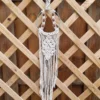 Motif tressé en coton blanc avec perle en bois supérieure et franges découpées au bas