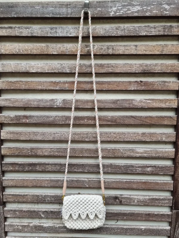 Petit sac macramé modulable blanc et vieux rose en bandoulière fait main avec rabat