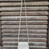 Détail des aimants sur le côté permettant d augmenter la contenance du petit sac macramé