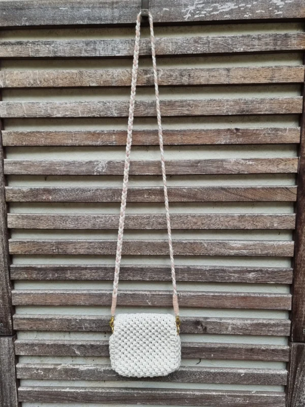 Détail des aimants sur le côté permettant d augmenter la contenance du petit sac macramé