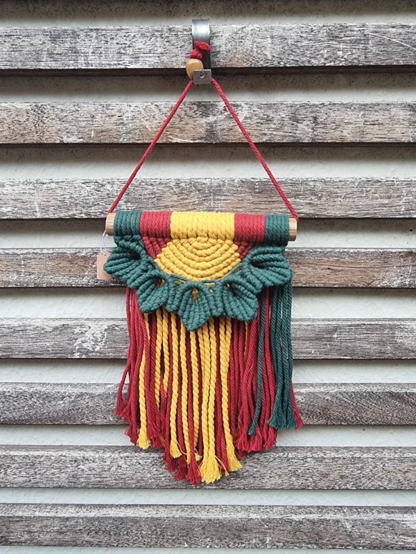 petite suspension jaune rouge vert 1 Petite suspension macramé bambou fait main avec motif feuilles vert foncé et fond jaune et rouge