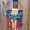 Détail de l arrière-plan tissé en arcs et cercles jaune et rouge avec franges retombantes