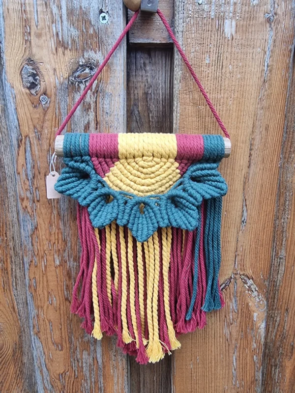 Détail de l arrière-plan tissé en arcs et cercles jaune et rouge avec franges retombantes