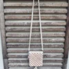 pochette blanche et fleur 1 Grande pochette macramé fleur blanc et vieux rose en bandoulière avec pompon blanc