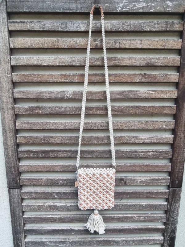 pochette blanche et fleur 1 Grande pochette macramé fleur blanc et vieux rose en bandoulière avec pompon blanc