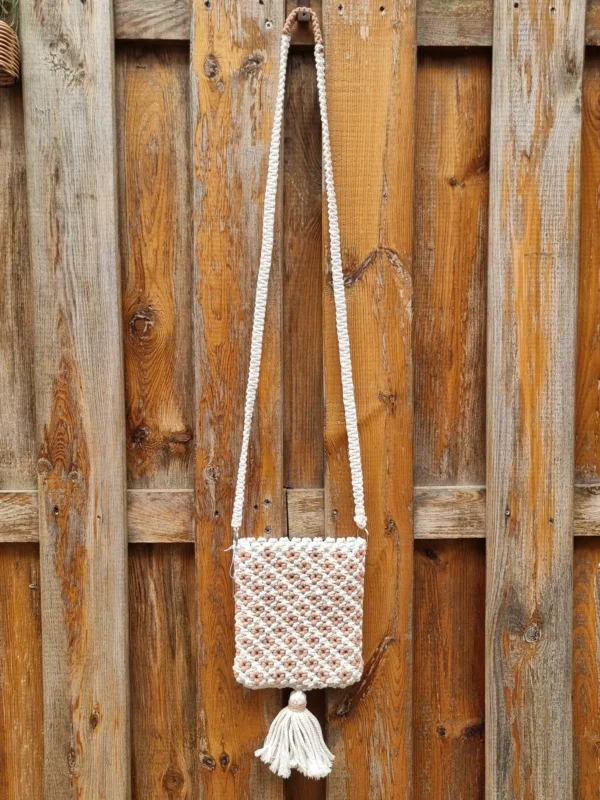 pochette blanche et fleur 2 Détail des motifs de fleurs couleur vieux rose tressés sur le macramé blanc