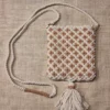 sac macramé fleur Bandoulière blanche avec section vieux rose au milieu et pompon blanc au bas