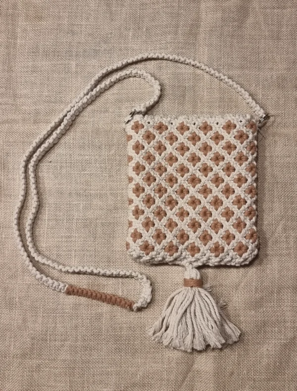 sac macramé fleur Bandoulière blanche avec section vieux rose au milieu et pompon blanc au bas