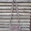sac macramé taupe 1 Sac macramé taupe en bandoulière pour dame fait main avec pompon sur le coté