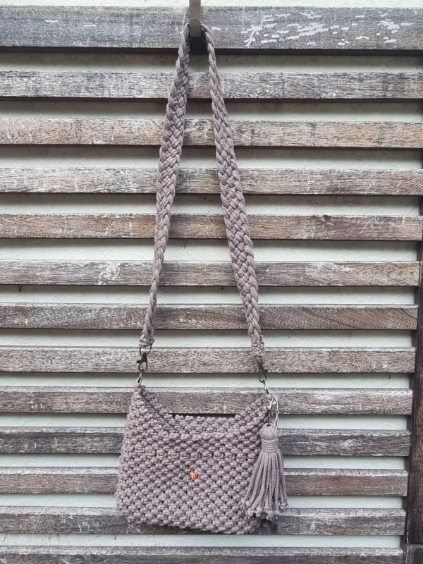 sac macramé taupe 1 Sac macramé taupe en bandoulière pour dame fait main avec pompon sur le coté