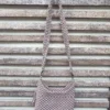 sac macramé taupe 2 Détail du macramé couleur taupe avec perle en céramique incrustée dans le tressage