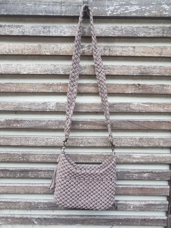 sac macramé taupe 2 Détail du macramé couleur taupe avec perle en céramique incrustée dans le tressage