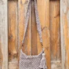 sac macramé taupe 3 Sac macramé taupe de taille moyenne contenant un smartphone et un portefeuille