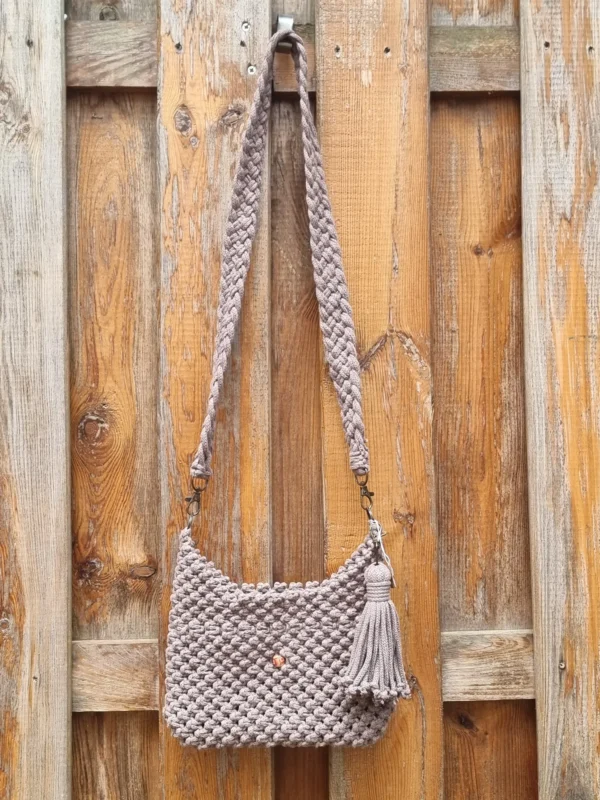 sac macramé taupe 3 Sac macramé taupe de taille moyenne contenant un smartphone et un portefeuille