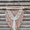 Suspension macramé cœur bois fait main sur branche naturelle avec franges beige et crème