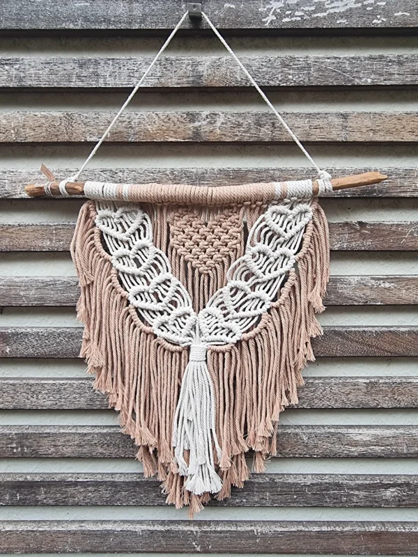 suspension macramé beige et crème 1 Suspension macramé cœur bois fait main sur branche naturelle avec franges beige et crème