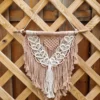 Fixation du tressage en macramé sur la branche en bois naturel brut