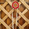 Petit attrape reve hexagonal orange brun blanc rouge 3 Bandes de tissu blanc et coloré suspendues sous le petit attrape rêve napperon