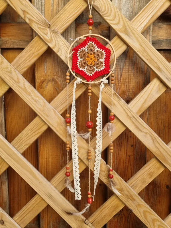 Petit attrape reve hexagonal orange brun blanc rouge 3 Bandes de tissu blanc et coloré suspendues sous le petit attrape rêve napperon