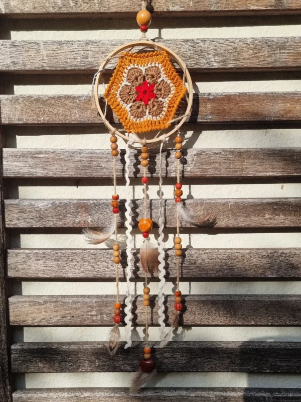 Petit attrape rêve napperon hexagonal fait main rouge brun orange et blanc avec retombées tissu