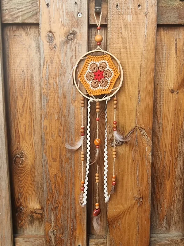 Petit attrape reve hexagonal rouge brun blanc orange 2 Détail du tissage hexagonal en napperon orné de perles en céramique et en bois