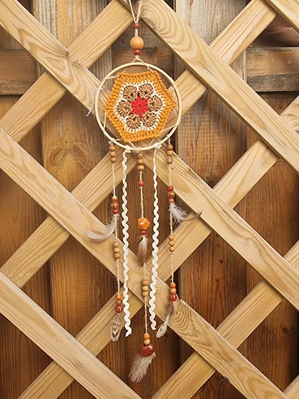 Petit attrape reve hexagonal rouge brun blanc orange 3 Bandes de tissu blanc et coloré suspendues sous le petit attrape rêve napperon