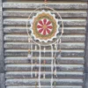 Attrape-rêves motif fleur rouge et blanc sur cerclage en bois avec perles en céramique et plumes