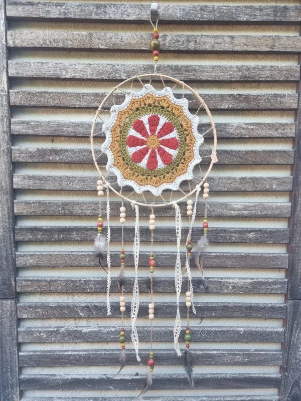 Attrape-rêves motif fleur rouge et blanc sur cerclage en bois avec perles en céramique et plumes