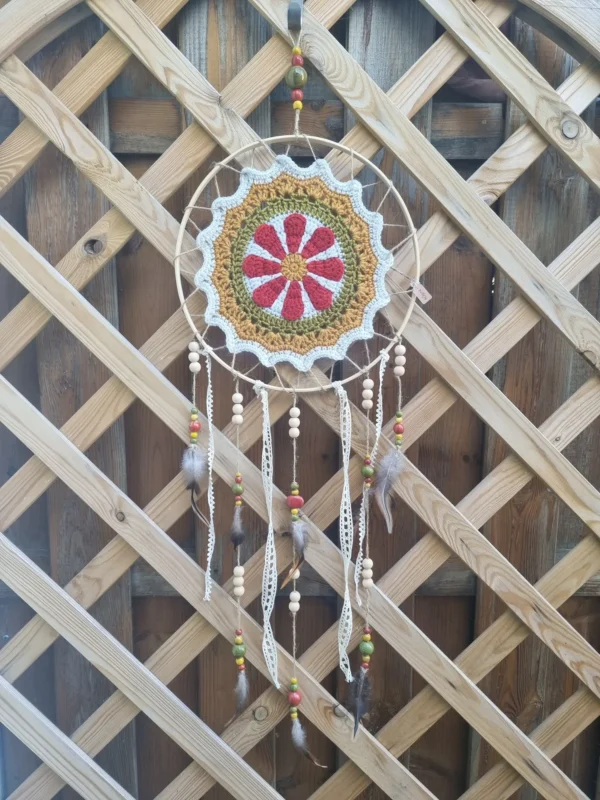 Détail du napperon fleur rouge tissé à la main sur cerclage bois avec perles en bois et céramique