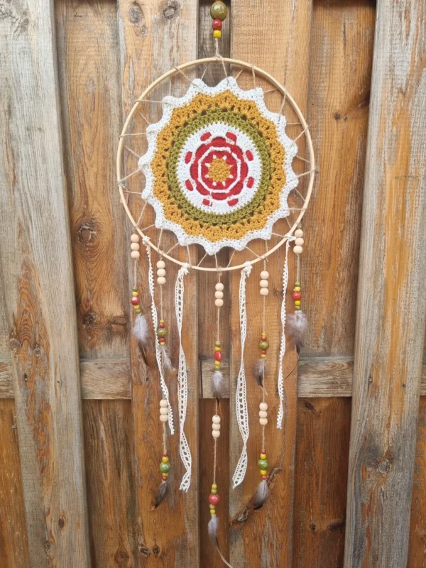 Détail du napperon fleur rouge tissé à la main sur cerclage bois avec perles en bois et céramique