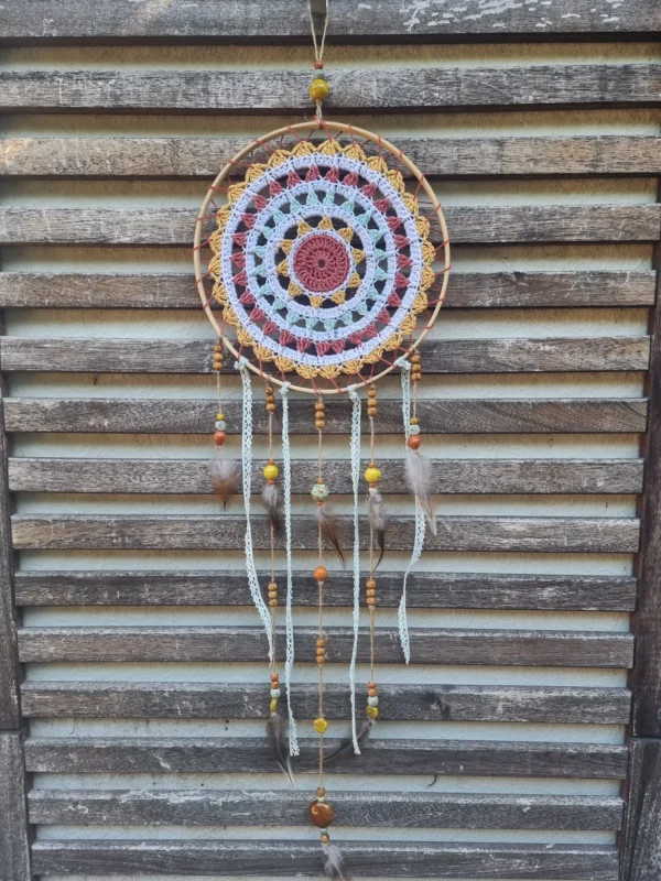 at soleill rouge 1 Attrape-rêves motif soleil centre brique et rayons jaunes sur cerclage en bois avec perles en céramique et plumes