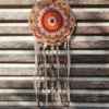 attrape reve corde rouge blanc orange plume perle ceramique 1 Découvrez mon attrape rêve encordé rouge fait main. Décoration murale rouge, orange, brun, blanc avec retombées en tissu, perles céramique et bois !