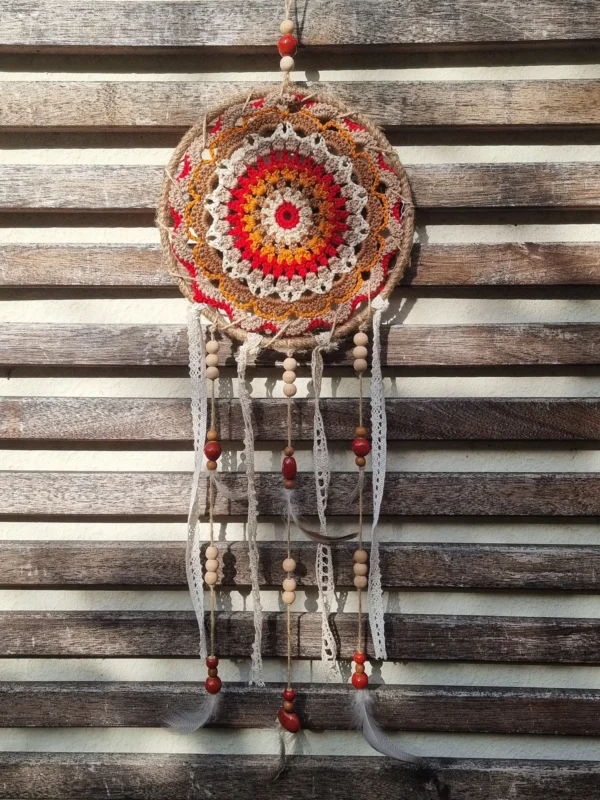 Découvrez mon attrape rêve encordé rouge fait main. Décoration murale rouge, orange, brun, blanc avec retombées en tissu, perles céramique et bois !