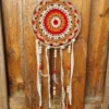 attrape reve corde rouge blanc orange plume perle ceramique 2 Détail de l encordage coloré orné de perles en céramique et de perles en bois