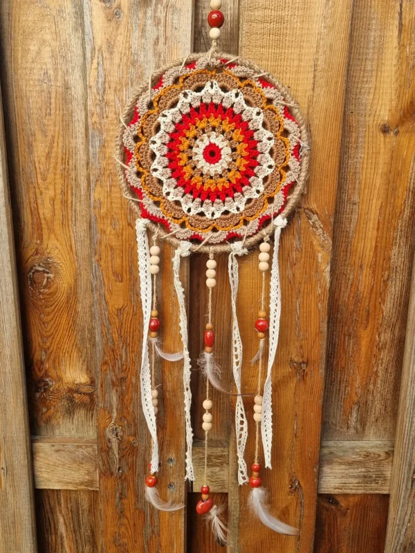 attrape reve corde rouge blanc orange plume perle ceramique 2 Détail de l encordage coloré orné de perles en céramique et de perles en bois